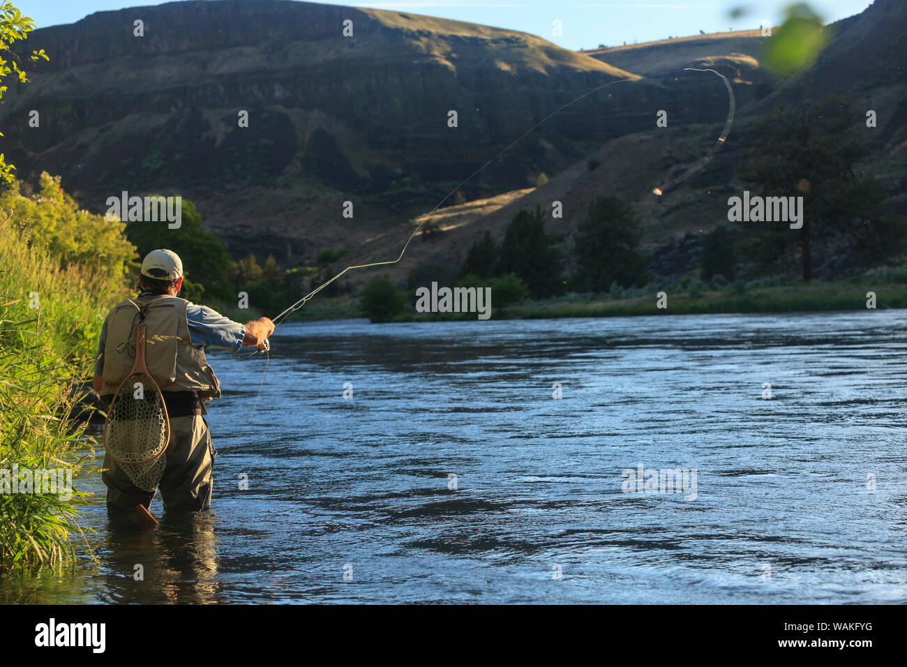 Les gens de la pêche à la mouche, abaisser Deschutes River, le Centre de l'Oregon, USA (MR) Banque D'Images