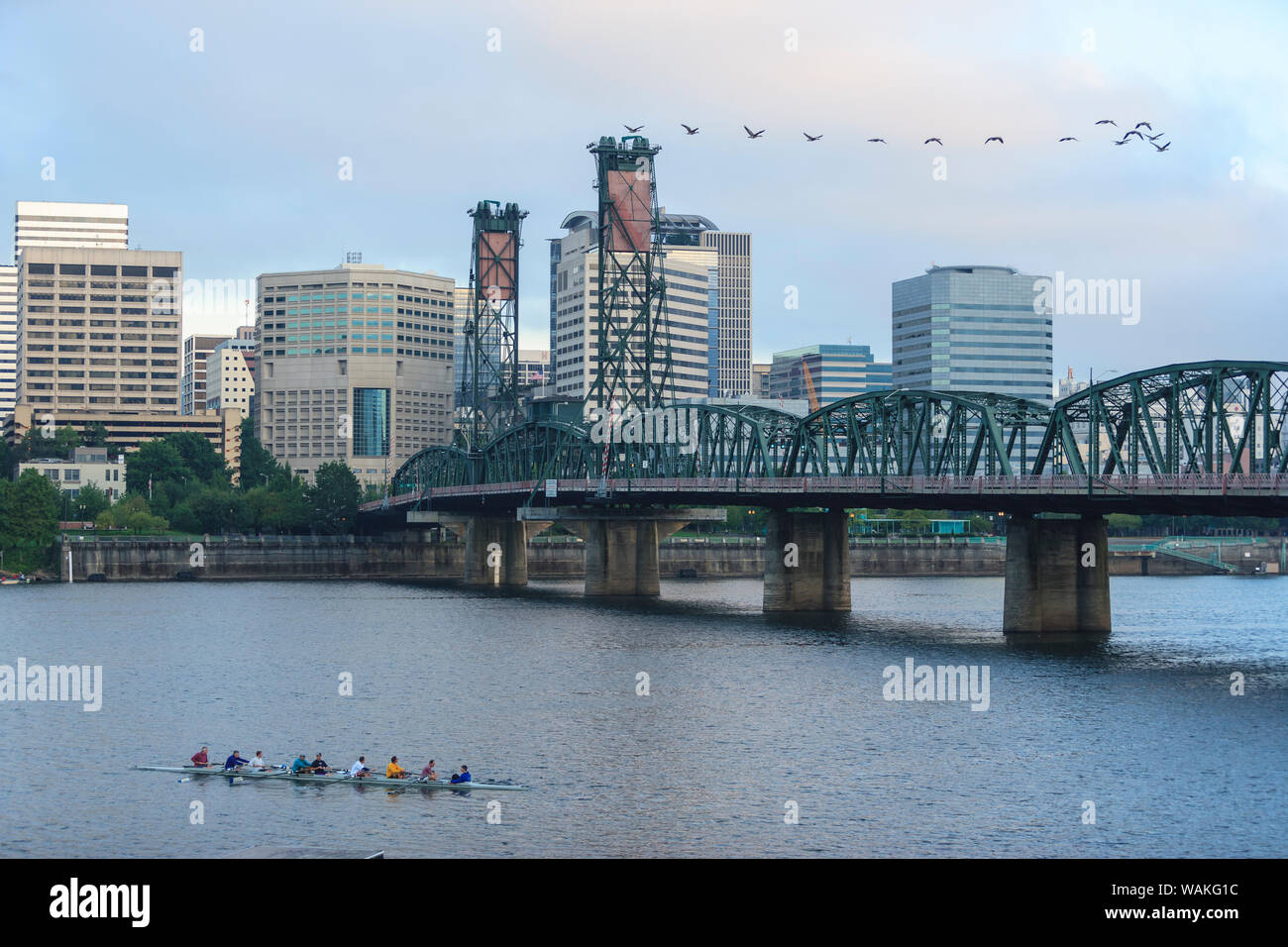 Hawthorne Bridge, Willamette River, au sud du centre-ville de Portland, Oregon, USA. (Usage éditorial uniquement) Banque D'Images