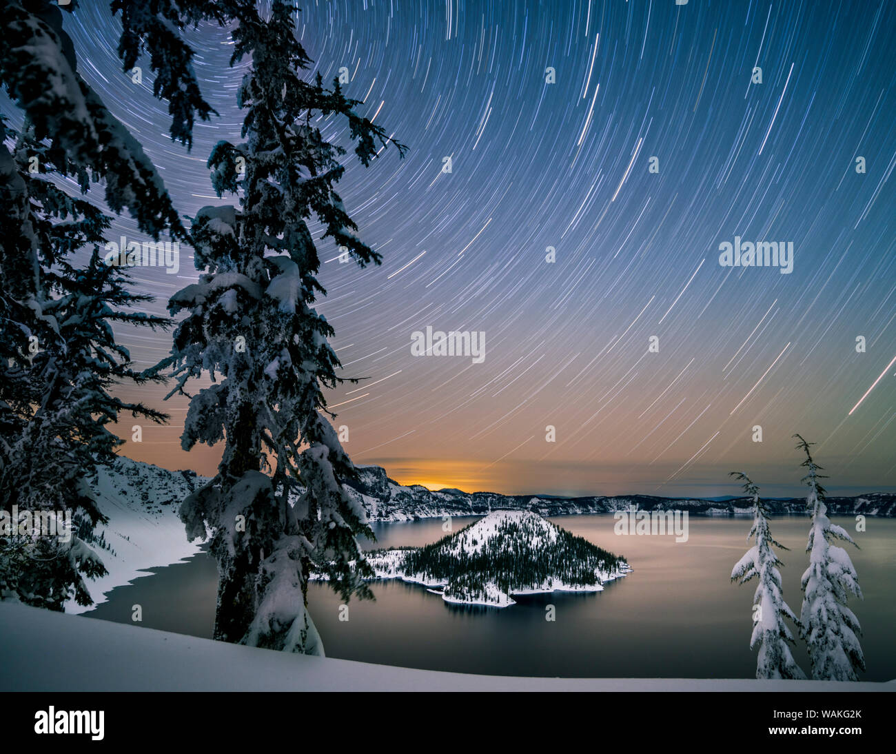 USA, Ohio, Crater Lake National Park. Star Trails sur le lac du cratère de l'île de l'assistant et en hiver. Banque D'Images