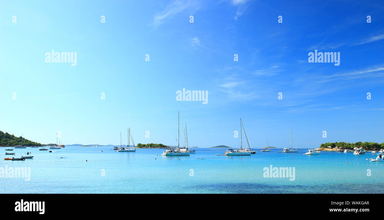 Beau bleu de la mer au Camp Kosirina sur île de Hvar en Croatie, les bateaux à voile en arrière-plan Banque D'Images