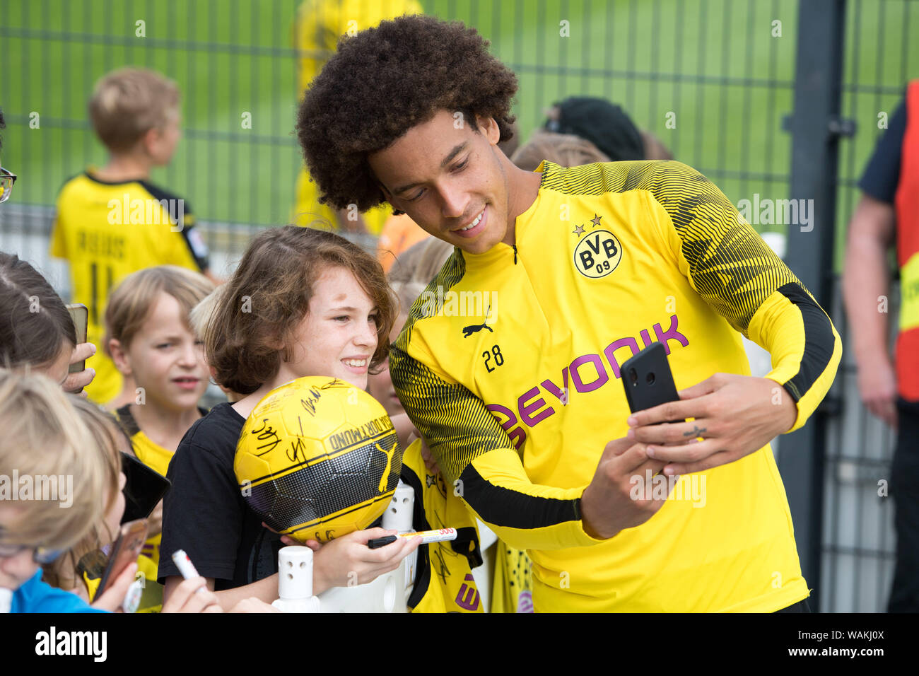 Axel WITSEL (NE) prend un avec les fans de selfies, ventilateur, téléphone portable photo, photo, smartphone, la moitié de la figure, la moitié de la figure, le football 1. Bundesliga, la formation, Borussia Dortmund (NE) sur 20.08.2019 à Dortmund/Allemagne. ¬ | conditions dans le monde entier Banque D'Images