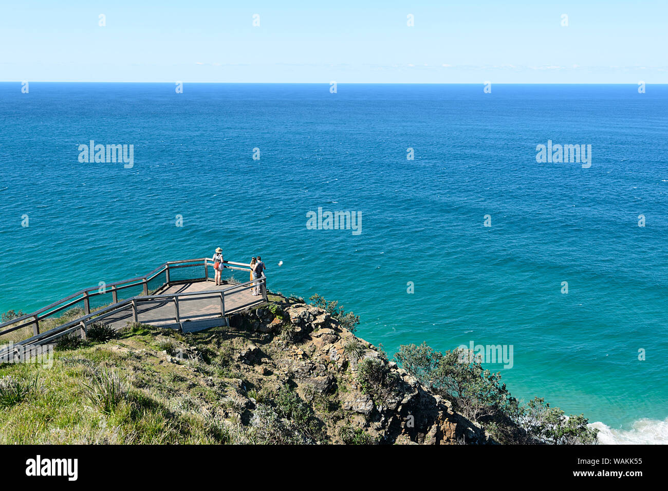 Les touristes à la recherche pour les baleines d'un lookout et viewving à plate-forme Cape Byron, New South Wales, NSW, Australie Banque D'Images