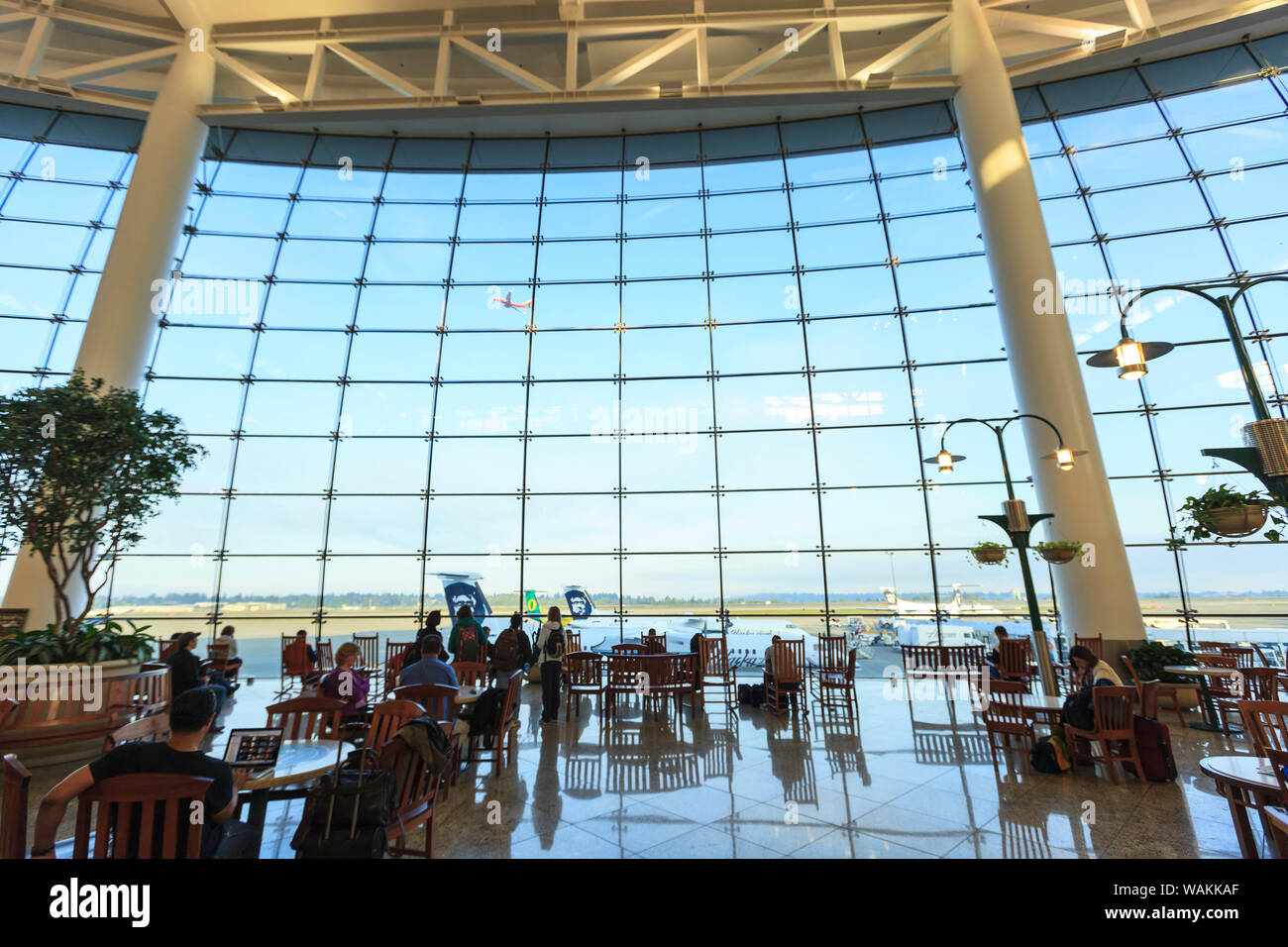 SeaTac Airport Concourse C, fenêtre, près de Port de Seattle, Seattle, État de Washington. Zone d'attente. (Usage éditorial uniquement) Banque D'Images