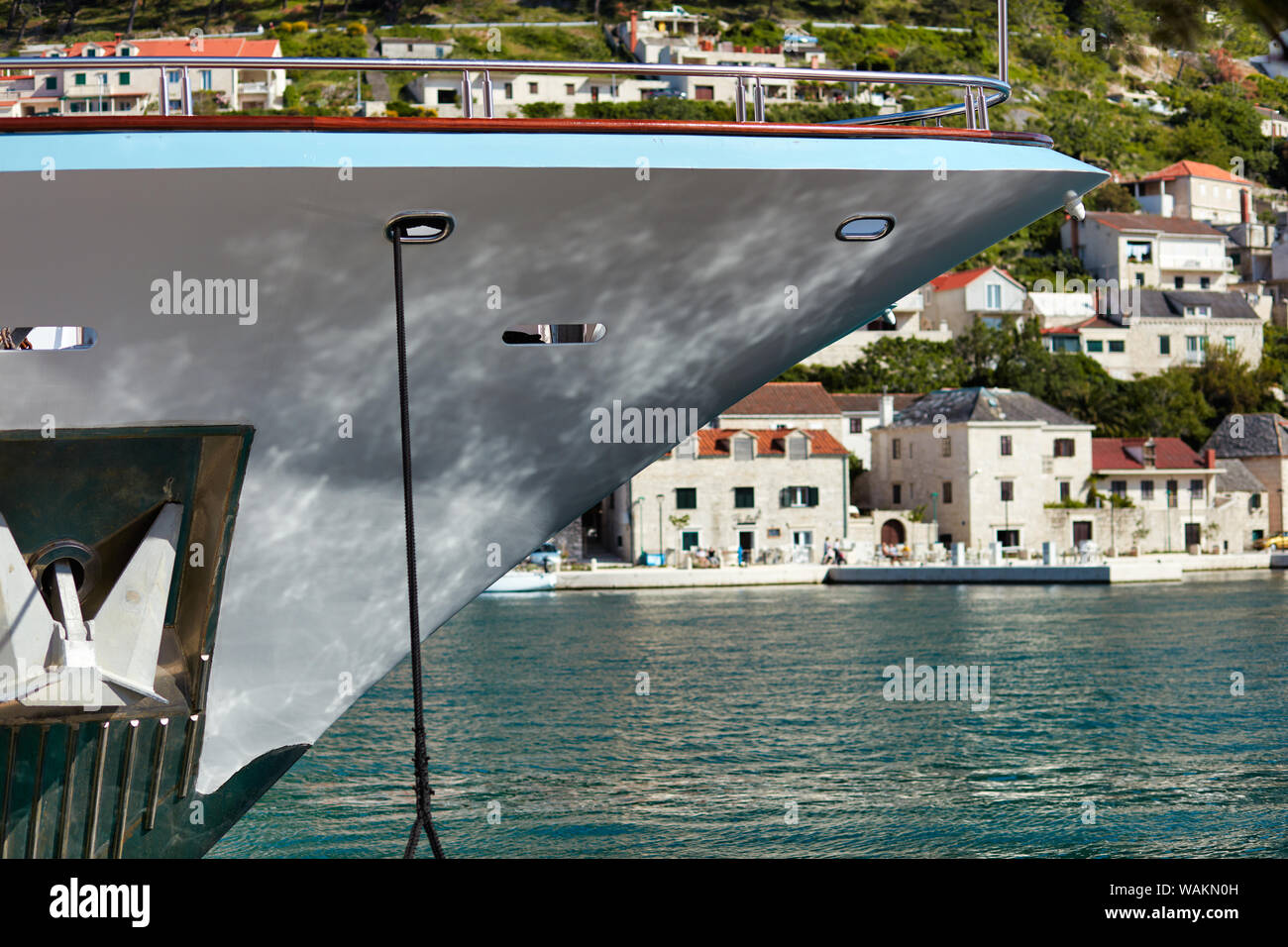 La proue d'un navire touristique amarré dans le port, dans la ville de Supetar sur l'île de Brac, Croatie Banque D'Images