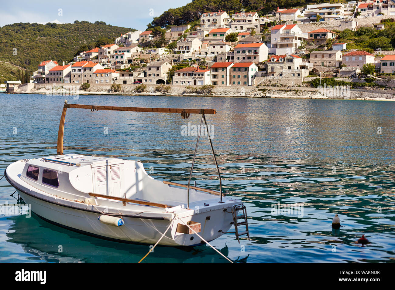 Supetar, île de Brac, Croatie. Bateau de pêche traditionnel dans le port. Vue de la ville. La ville célèbre de le grès à partir de laquelle la Maison Blanche w Banque D'Images