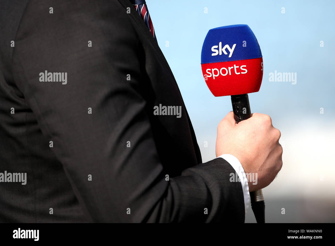 Vue rapprochée d'un microphone Sky Sports tenu par un commentateur lors de la session filets à Headingley, Leeds. Banque D'Images