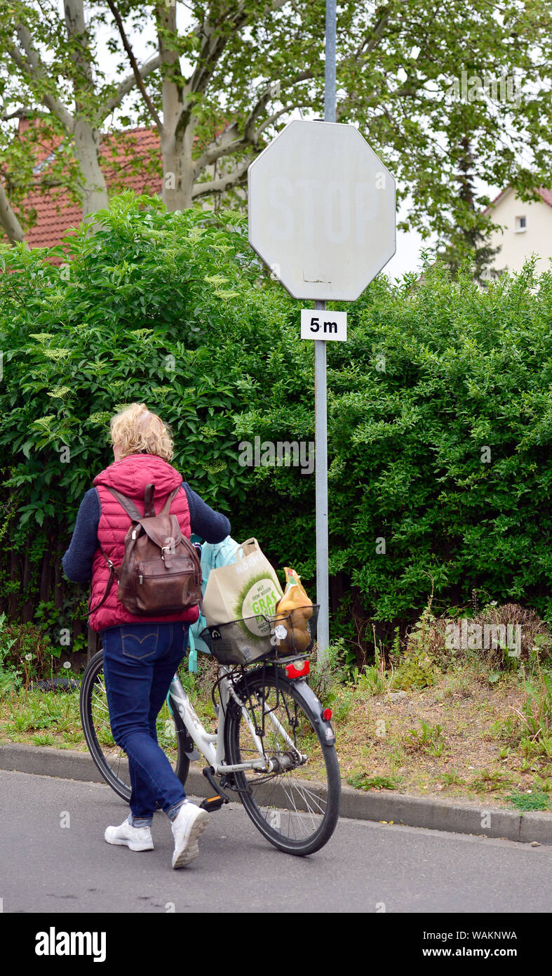 Leipzig, Allemagne. 22 mai, 2019. 'Stop' est écrit sur un panneau de circulation de Leipzig qui est presque méconnaissable. Seulement par la forme octogonale, le conducteur peut tirer des conclusions sur le contenu de cette affiche. Credit : Volkmar Heinz/dpa-Zentralbild/ZB/dpa/Alamy Live News Banque D'Images Leipzig, Allemagne. 22 mai, 2019. 'Stop' est écrit sur un panneau de circulation de Leipzig qui est presque méconnaissable. Seulement par la forme octogonale, le conducteur peut tirer des conclusions sur le contenu de cette affiche. Credit : Volkmar Heinz/dpa-Zentralbild/ZB/dpa/Alamy Live News Banque D'Images