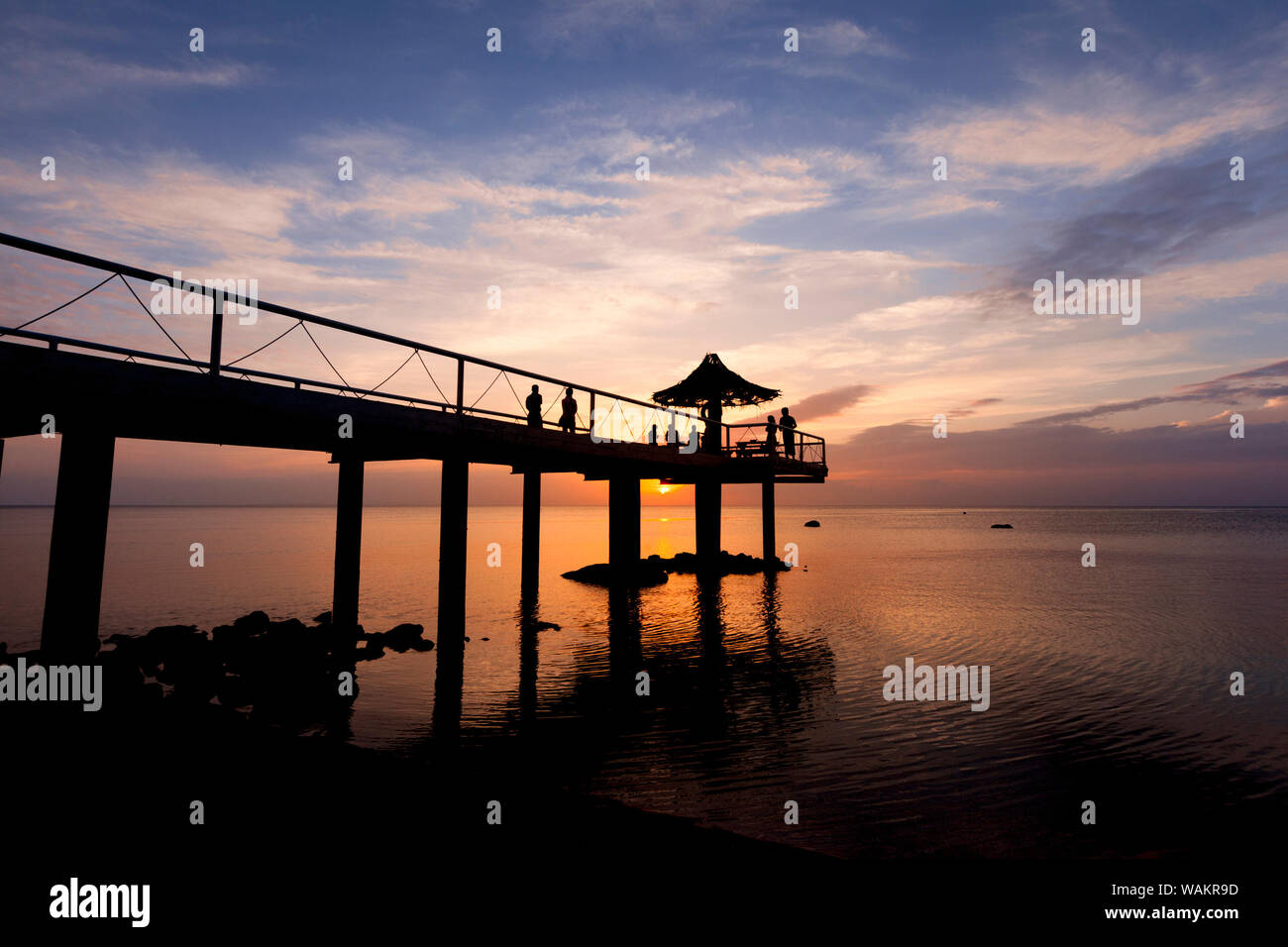 Silhouette d'Ange Pier au coucher du soleil sur la plage de l'Île Ishigaki sur Fusaki, au Japon. Banque D'Images