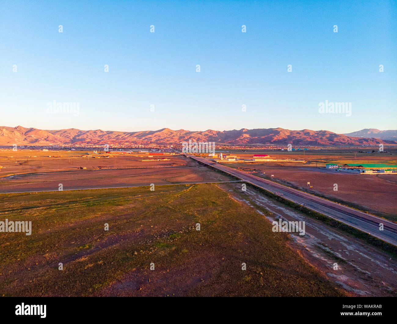 Vue aérienne de la route menant à Igdir de Dogubayazit. Autour du plateau du mont Ararat, montagnes et collines. La Turquie de l'Est Banque D'Images