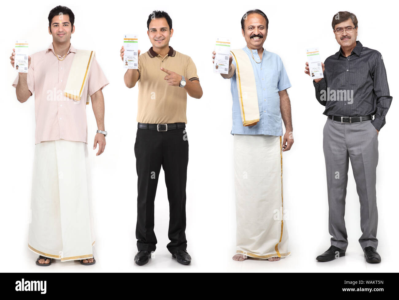 Les Indiens montrant leurs cartes Aadhar Banque D'Images