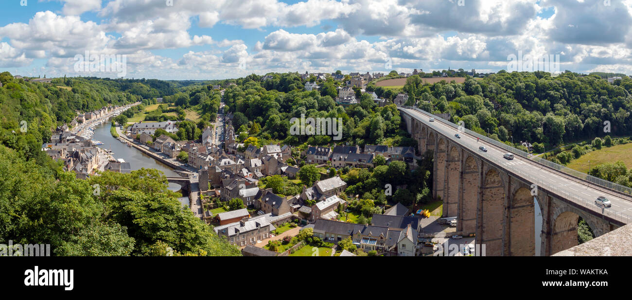 Dinan, Bretagne, France - 20 juin 2019 : vue panoramique depuis les remparts avec vue sur le viaduc, la rivière La Rance et le Port de Dinan à une chaude nuageux s Banque D'Images