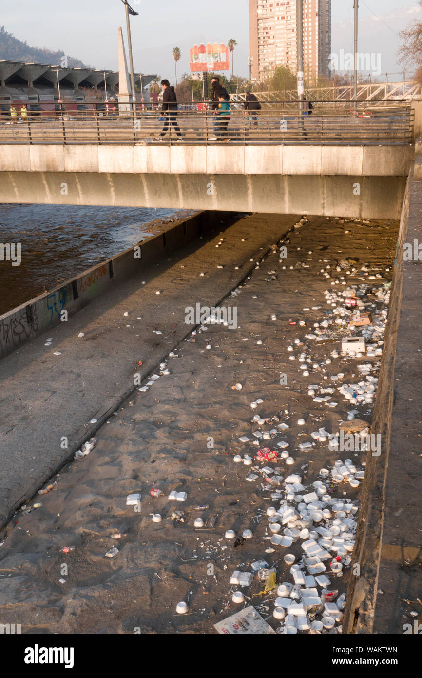 Déchets en plastique et autres déchets d'un dumping sur le côté de la rivière Mapocho à Santiago, Chili Banque D'Images