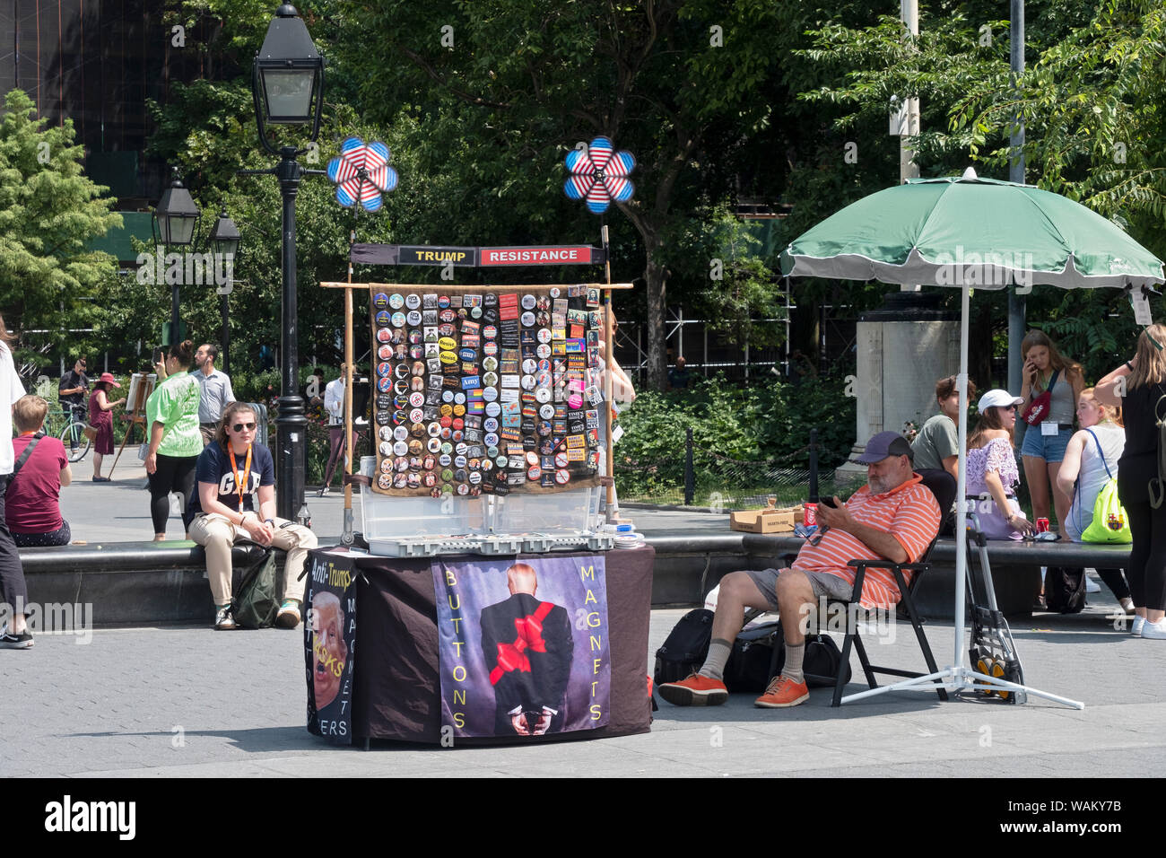 Une résistance d'atout politique de vente du vendeur Boutons, épingles & magnets se moquant de Trump et pour d'autres causes de l'aile gauche. Dans la région de Washington Square Park, à New York. Banque D'Images
