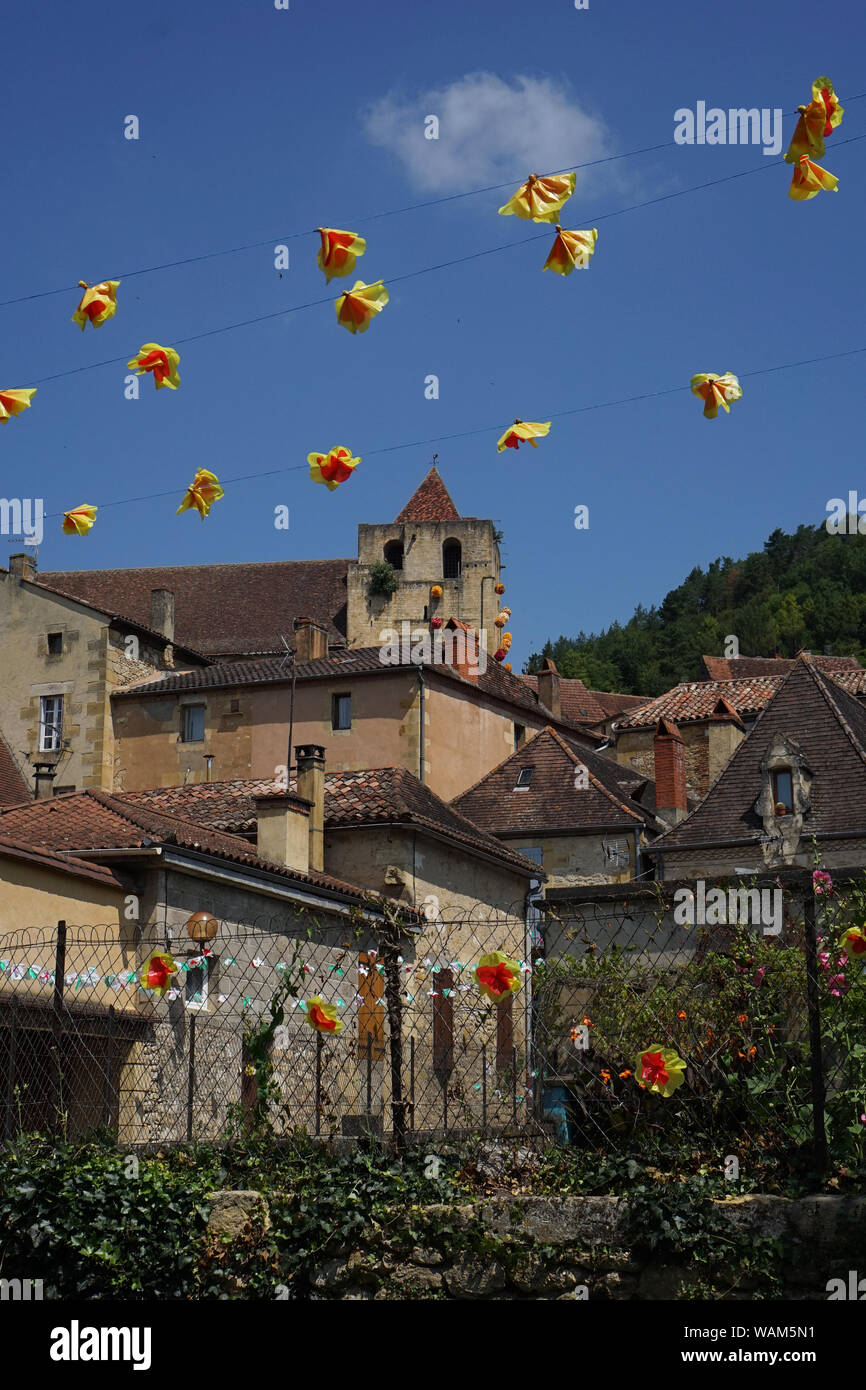 Un portrait d'un village rural français sur une colline décoré avec des décorations du festival Banque D'Images