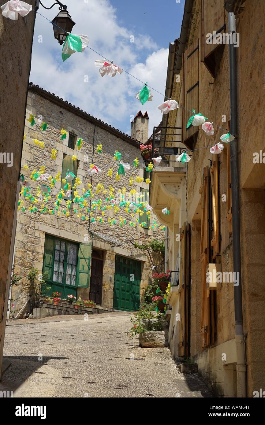 Vieux village traditionnel français maisons ornées de décorations de fête locale felibree Banque D'Images