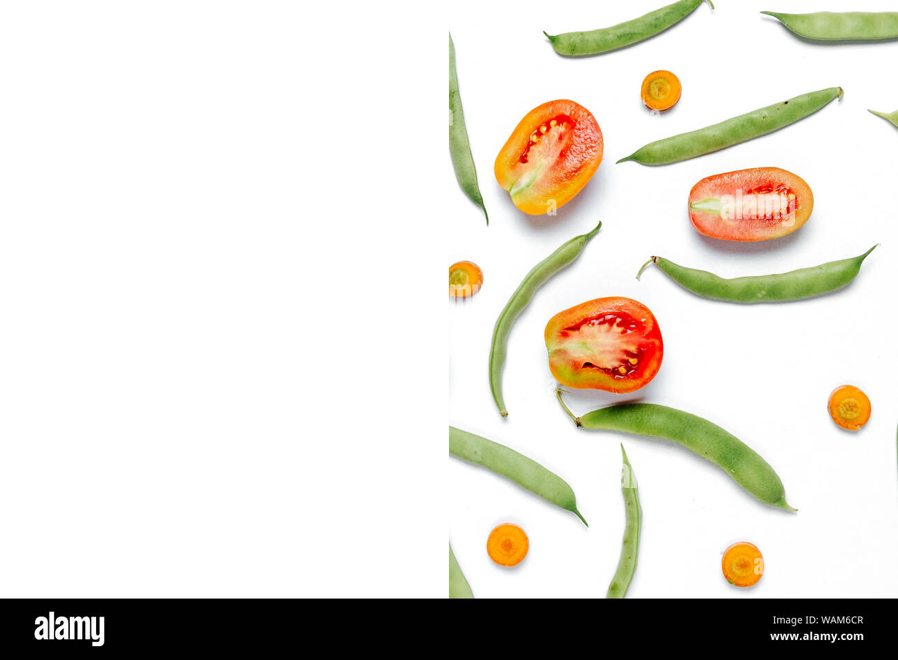 Mise en page créative faite de haricot, tomate, carotte sur fond blanc .Télévision lay, vue de dessus, copiez l'espace. Concept alimentaire. Banque D'Images