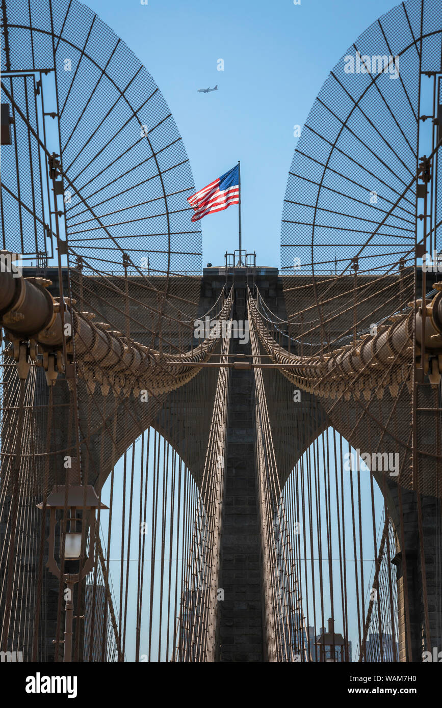 Pont de Brooklyn, vue de l'anti-escalade les obstacles et les câbles de suspension menant au sommet de la tour est du pont de Brooklyn, New York City, USA Banque D'Images