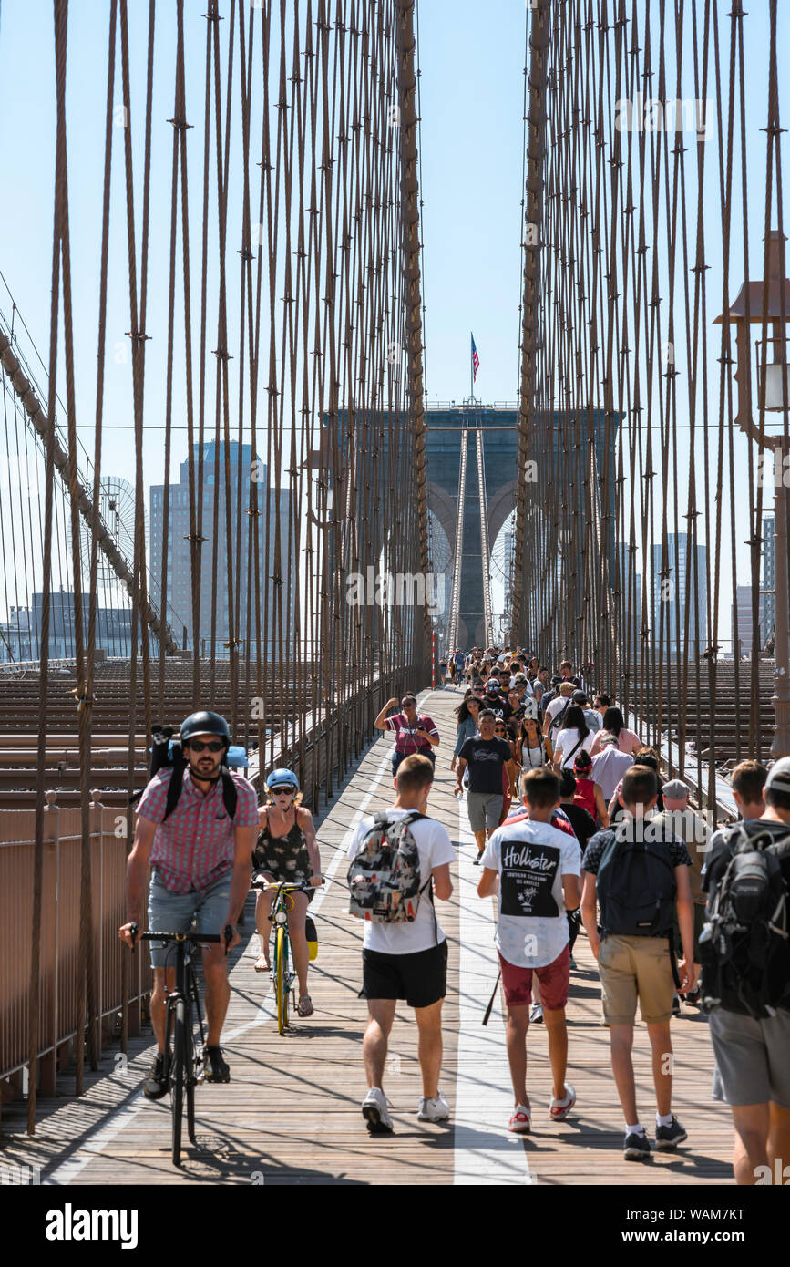 Pont de Brooklyn, vue en été de personnes à pied et à vélo à travers le pont de Brooklyn, New York City, USA. Banque D'Images