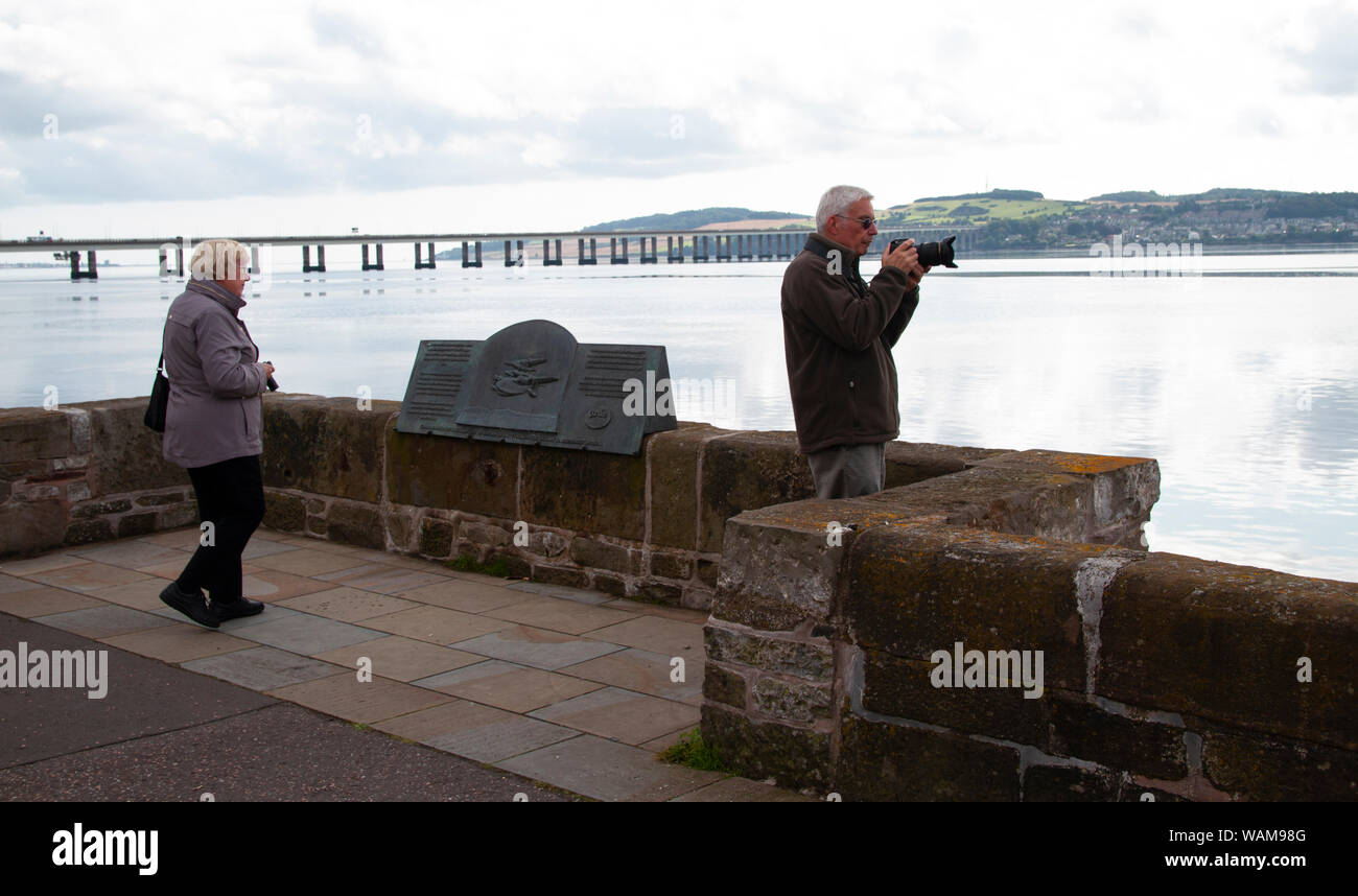 Tayside, Dundee, Ecosse, UK, 21 août, 2019. Météo France : une journée nuageuse avec quelques éclaircies, température maximale 19°C. Les touristes jour dehors sur le front de mer de la ville de Dundee en admirant la vue sur la rivière Tay argenté calme avec les années 60, pont du chemin Tay dans la distance. Credit : Dundee Photographics / Alamy Live News Banque D'Images