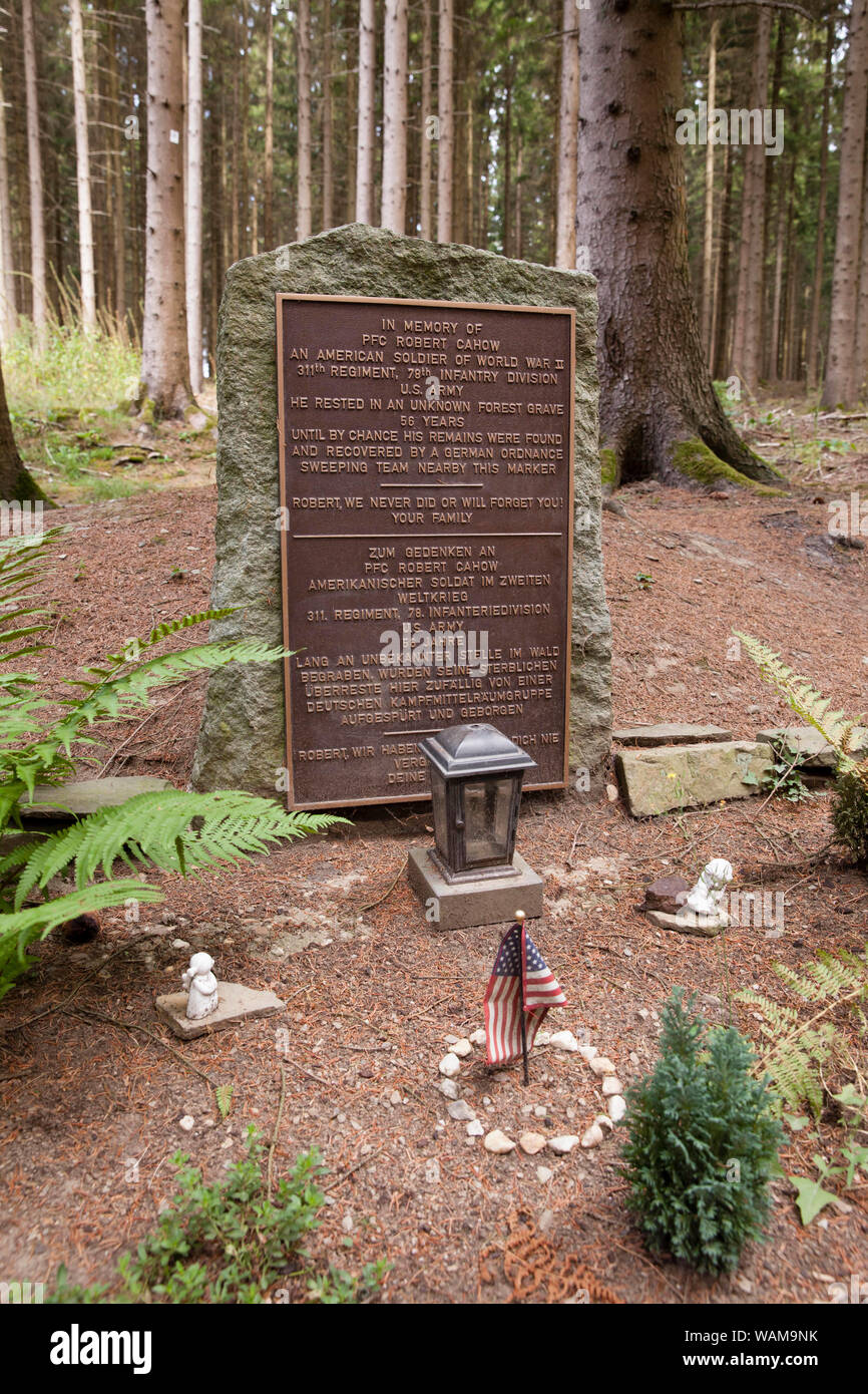 Plaque commémorative pour le soldat américain Robert Cahow à l'Ochsenkopf dans la forêt près de Huertgen Raffelsbrand, Rhénanie du Nord-Westphalie, Allemagne. Gedenkta Banque D'Images