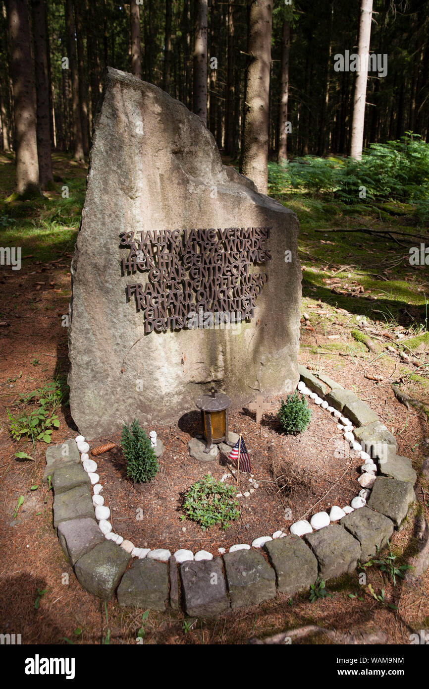 Pierre commémorative à l'Ochsenkopf dans la forêt près de Huertgen Raffelsbrand, ici la tombe commune des trois soldats morts a été trouvé en mai 1976, l'Amérique Banque D'Images