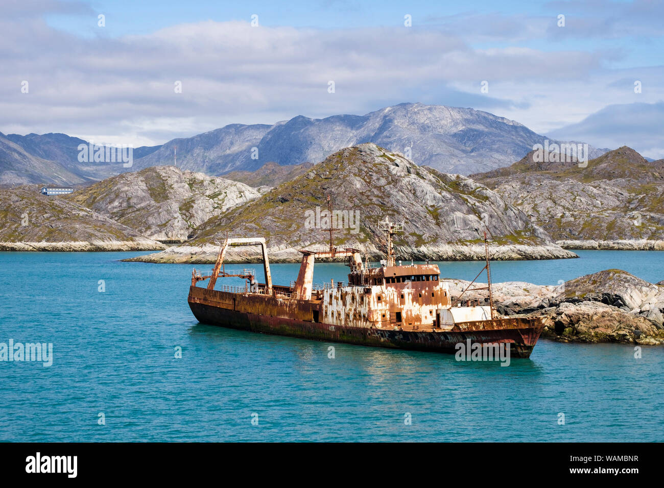 Abandonnés par la rouille vieux bateau en mer de fjord près de Paamiut (Frederikshåb), Sermersooq, Groenland Banque D'Images