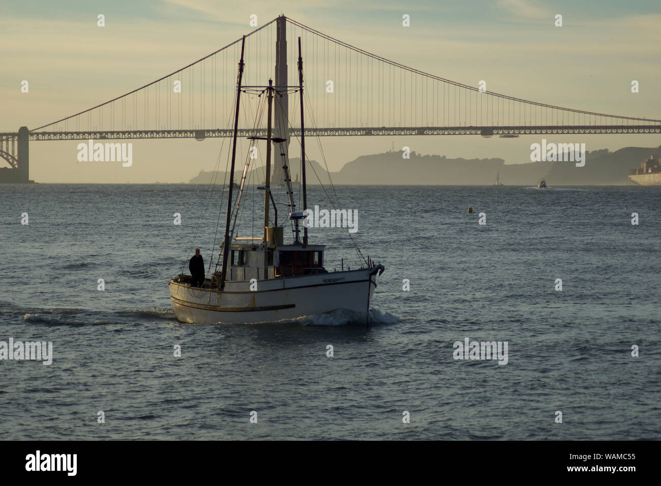 SAN FRANCISCO, California, UNITED STATES - 25 NOV 2018 : bateau dans la baie de San Francisco, avec le Golden Gate Bridge en arrière-plan pendant le coucher du soleil Banque D'Images