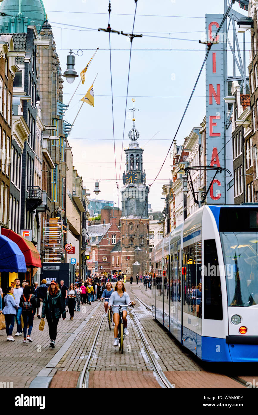 La tour Munttoren ('Mint') ou la tour de la monnaie et le tram à Amsterdam à la fin de la rue commerçante Reguliersbreestraat à Amsterdam Banque D'Images