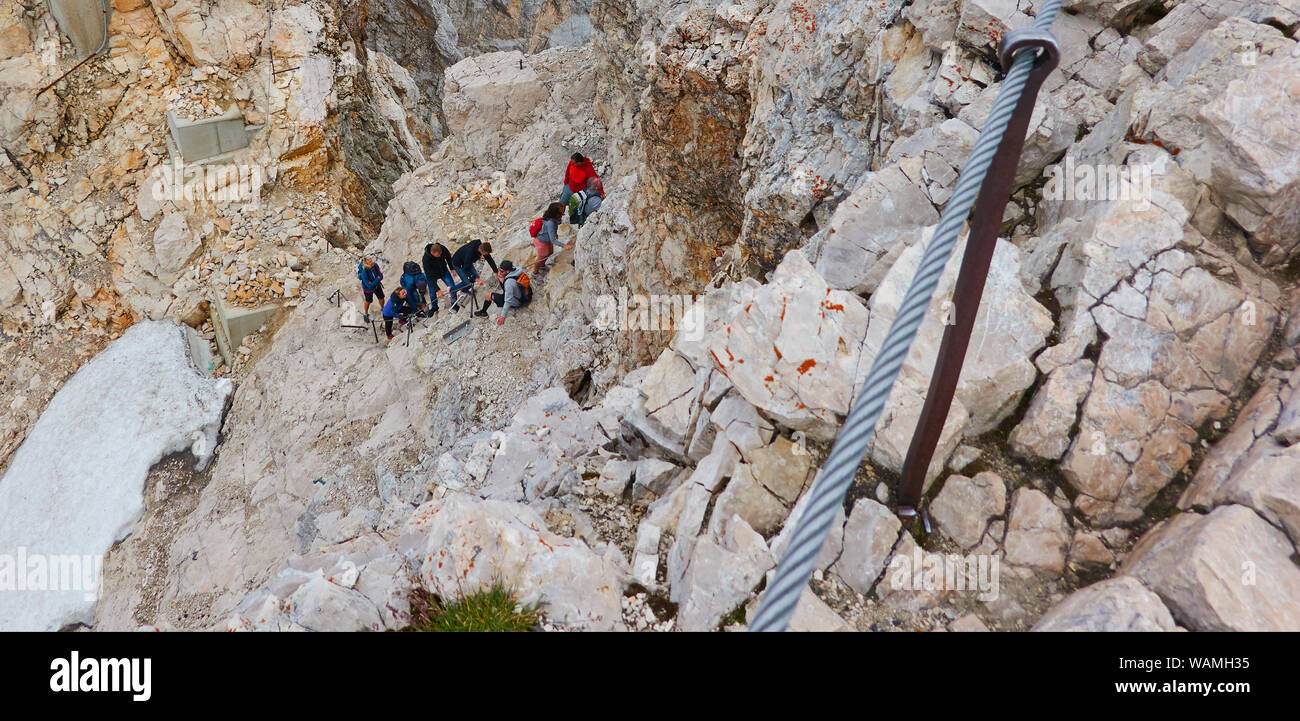 Garmisch-Partenkirchen, Allemagne, le 5 août, 2019. groupe de touristes : la via ferrata grimpe au sommet du mont Zugspitze en Bavière, la plus haute montagne de Banque D'Images