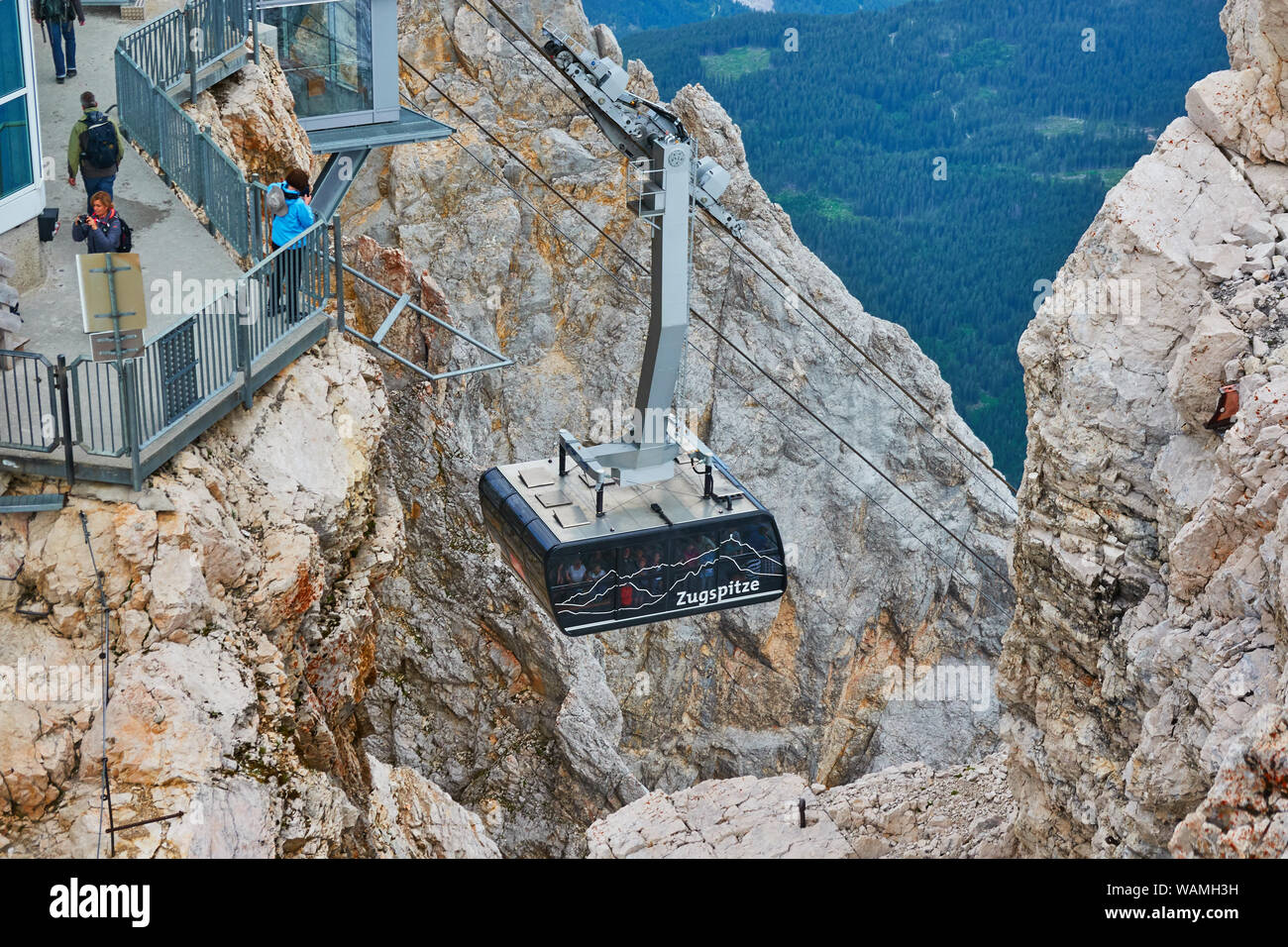 Garmisch-Partenkirchen, Allemagne, le 5 août., 2019 : téléphérique Zugspitze est suspendu au câble d'acier peu avant la station de montagne au sommet du Z Banque D'Images