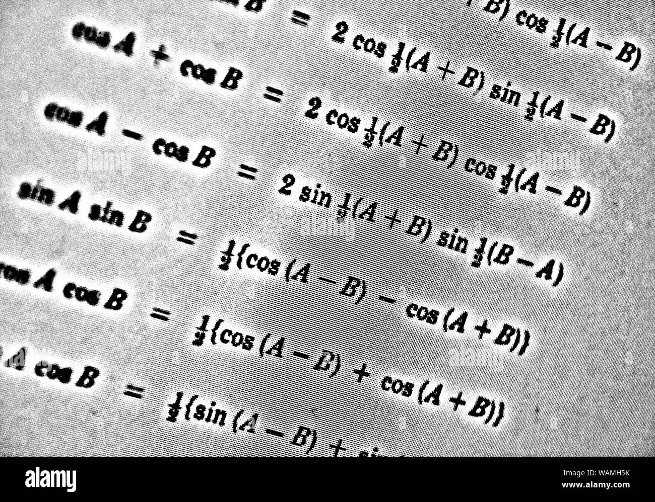 Grand nombre de formules mathématiques sur fond blanc HDR Banque D'Images