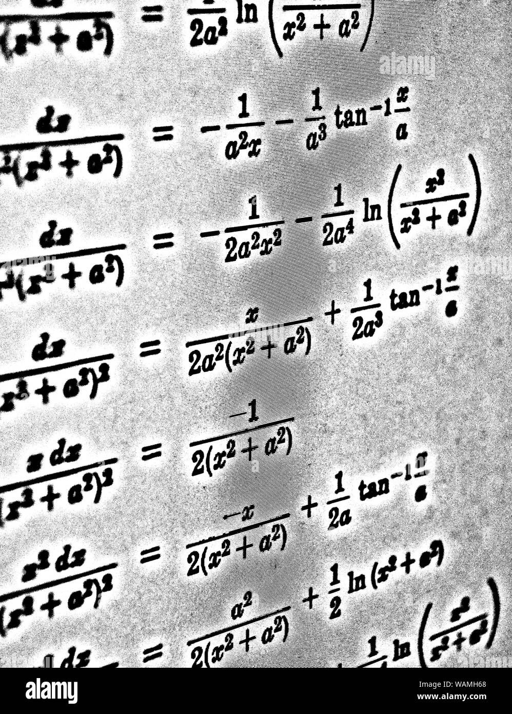 Grand nombre de formules mathématiques sur fond blanc HDR Banque D'Images