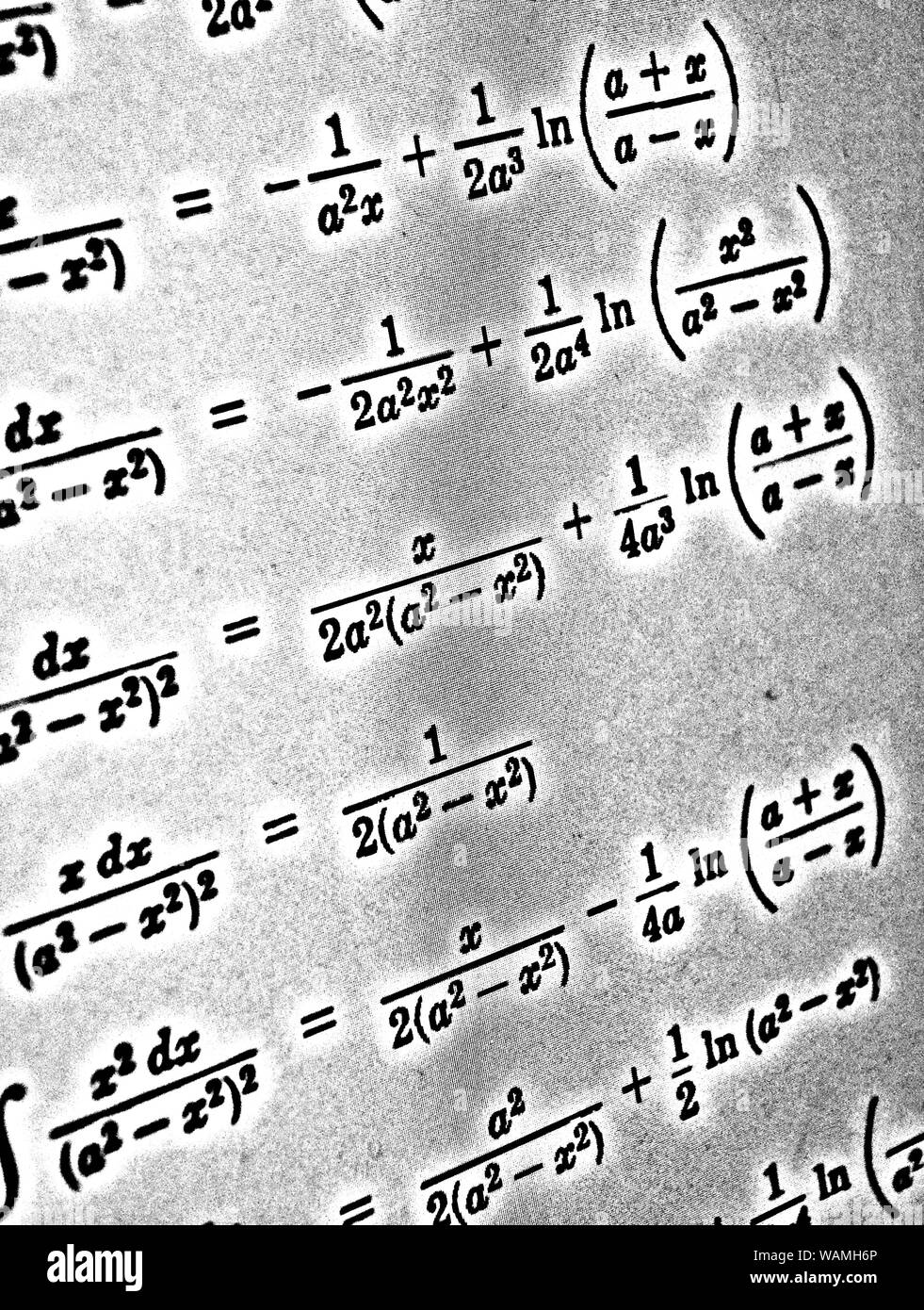 Grand nombre de formules mathématiques sur fond blanc HDR Banque D'Images