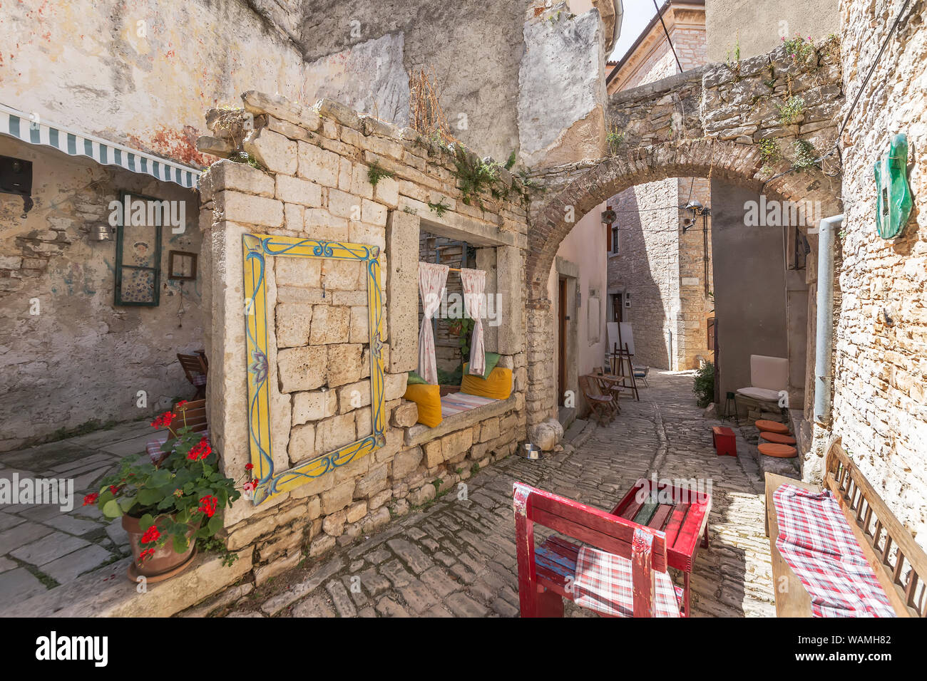 Vieille rue pierre étroites à Bale, Istrie, Croatie Banque D'Images