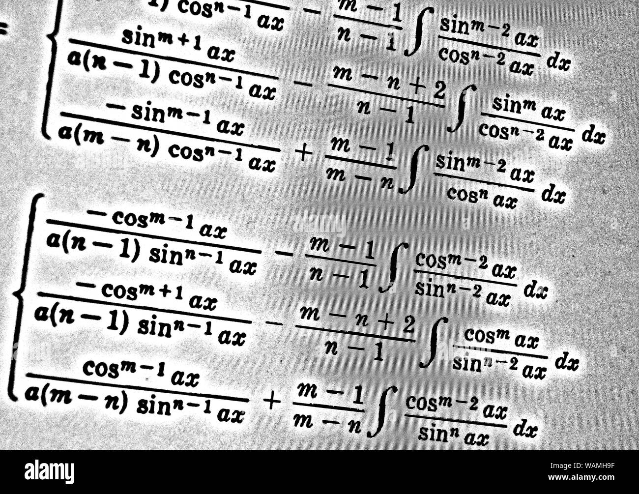 Grand nombre de formules mathématiques sur fond blanc HDR Banque D'Images