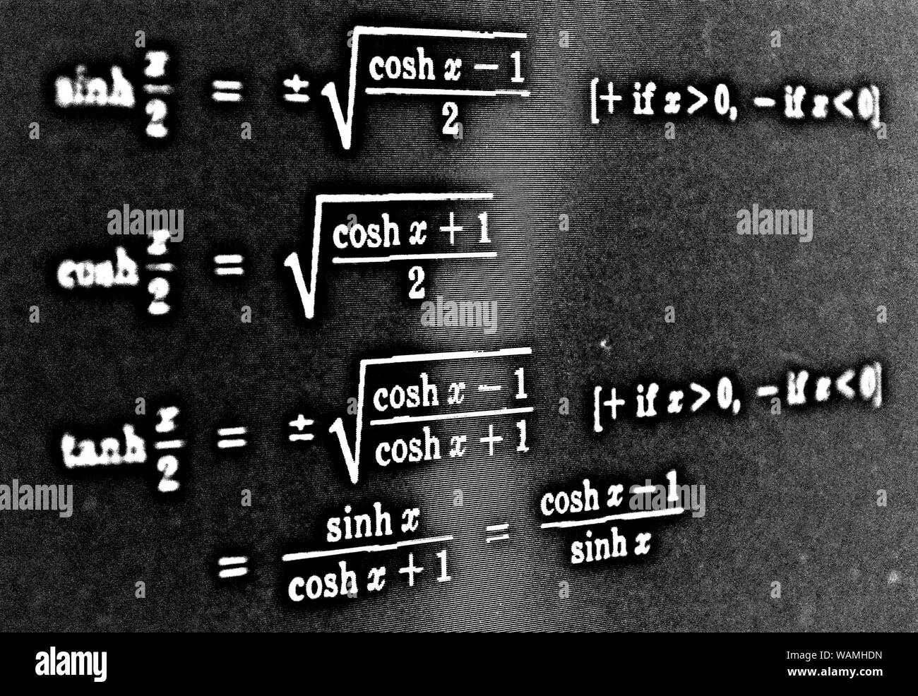 Grand nombre de formules mathématiques sur fond noir HDR Banque D'Images