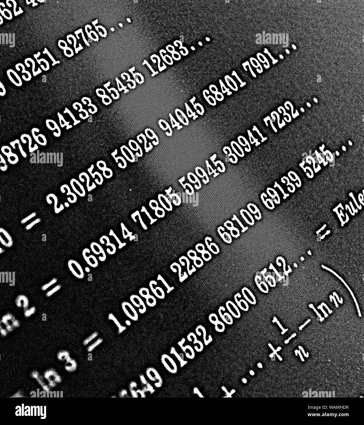 Grand nombre de formules mathématiques sur fond noir HDR Banque D'Images