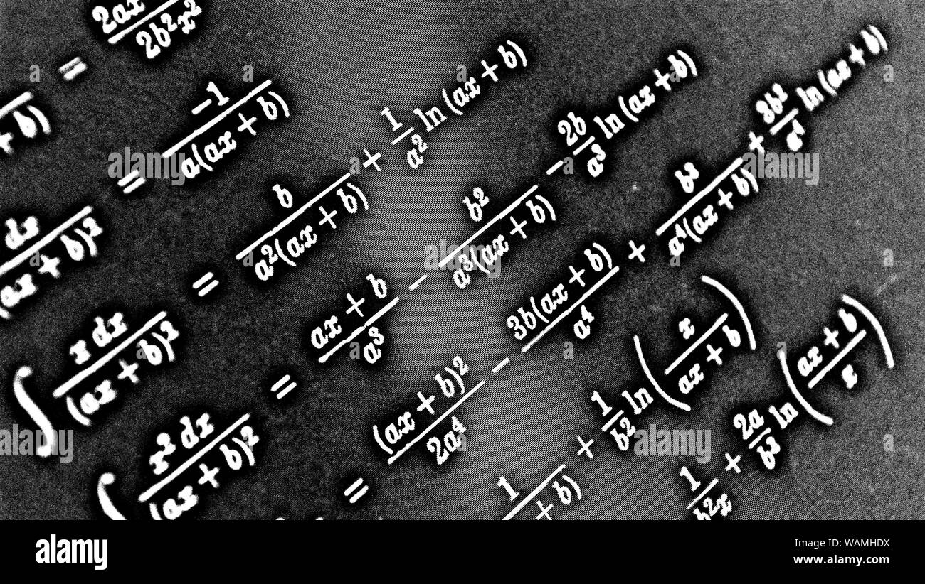Grand nombre de formules mathématiques sur fond noir HDR Banque D'Images