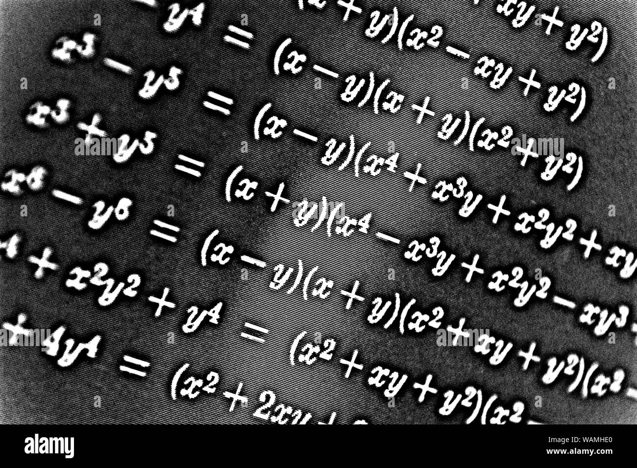 Grand nombre de formules mathématiques sur fond noir HDR Banque D'Images