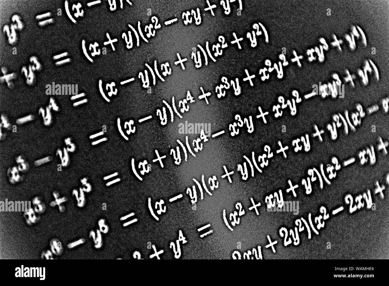 Grand nombre de formules mathématiques sur fond noir HDR Banque D'Images