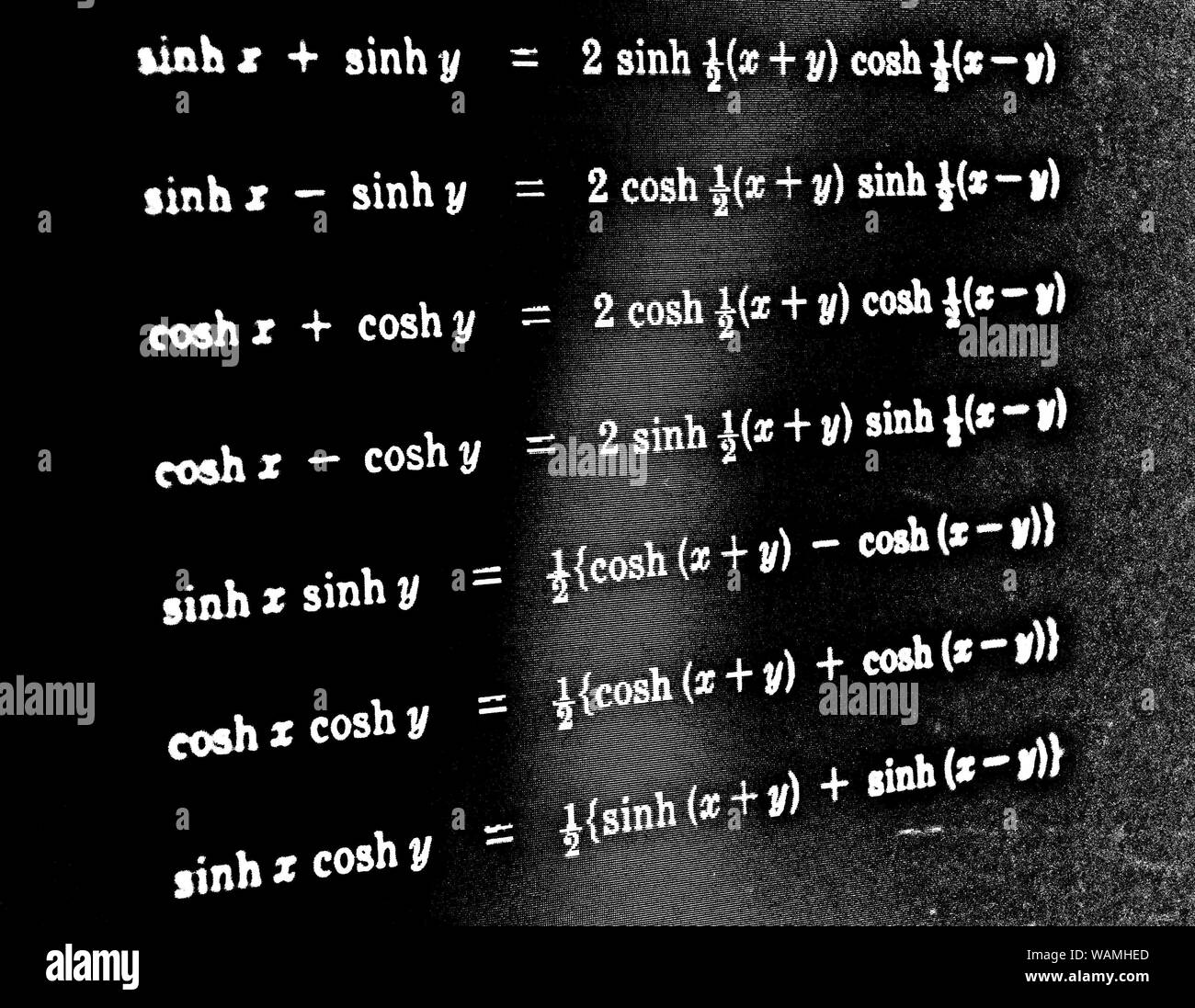 Grand nombre de formules mathématiques sur fond noir HDR Banque D'Images