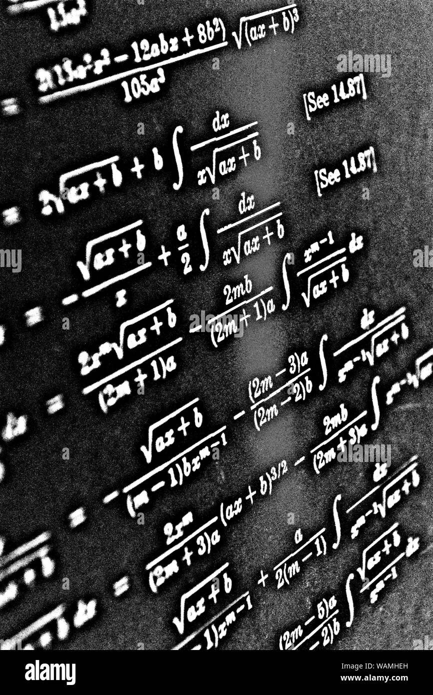Grand nombre de formules mathématiques sur fond noir HDR Banque D'Images