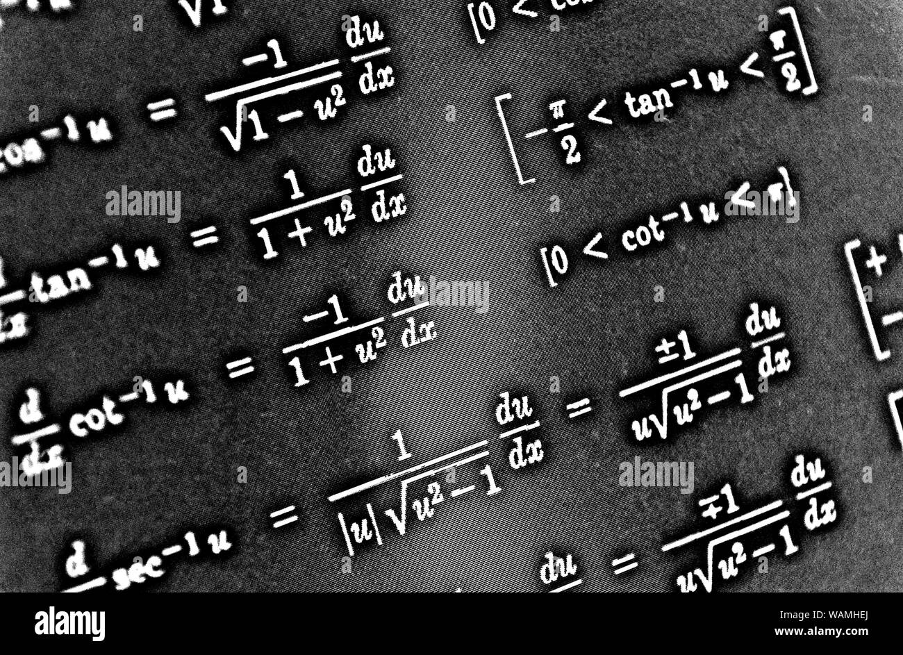 Grand nombre de formules mathématiques sur fond noir HDR Banque D'Images