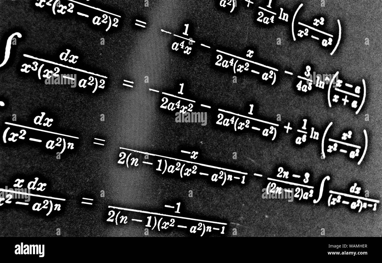 Grand nombre de formules mathématiques sur fond noir HDR Banque D'Images