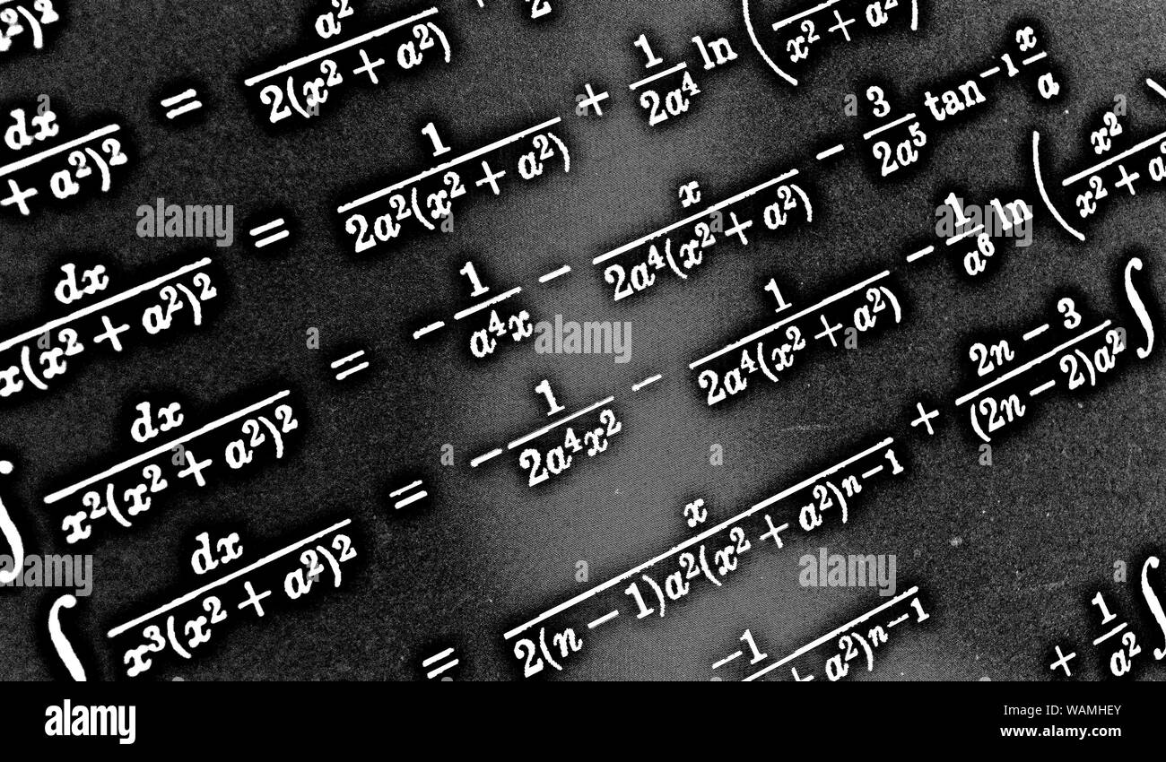 Grand nombre de formules mathématiques sur fond noir HDR Banque D'Images