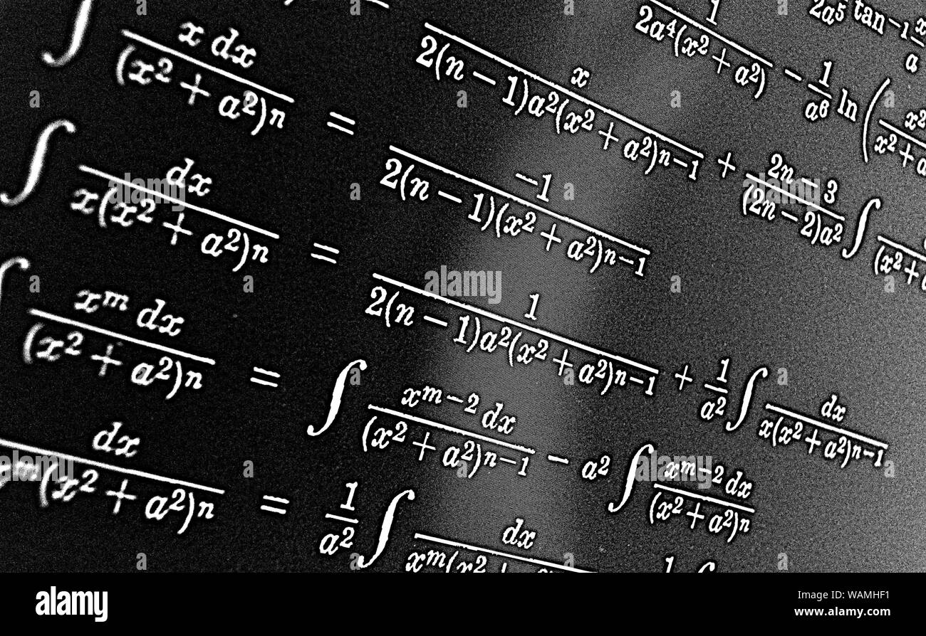 Grand nombre de formules mathématiques sur fond noir HDR Banque D'Images