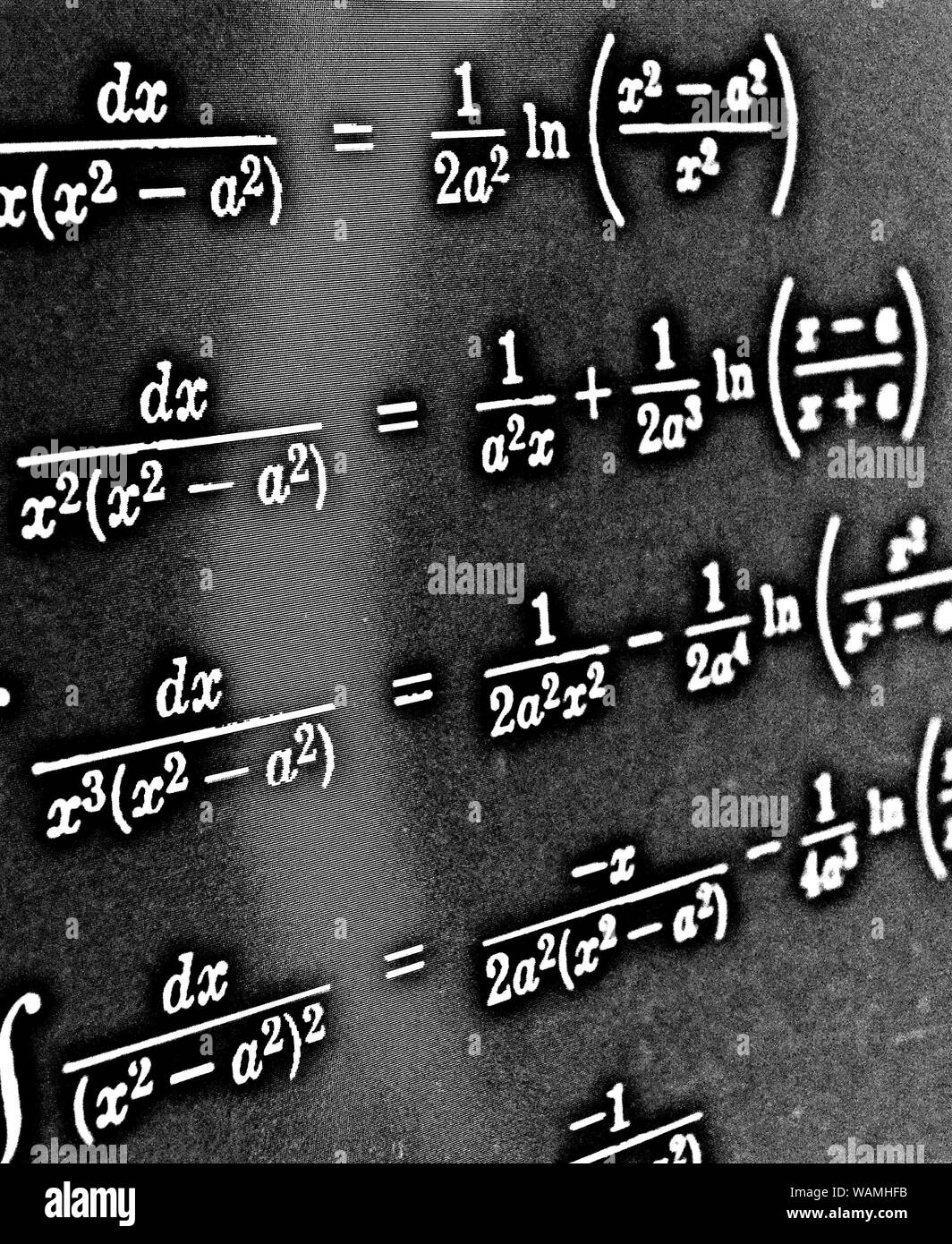 Grand nombre de formules mathématiques sur fond noir HDR Banque D'Images