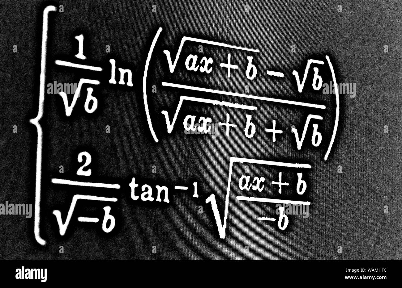 Grand nombre de formules mathématiques sur fond noir HDR Banque D'Images
