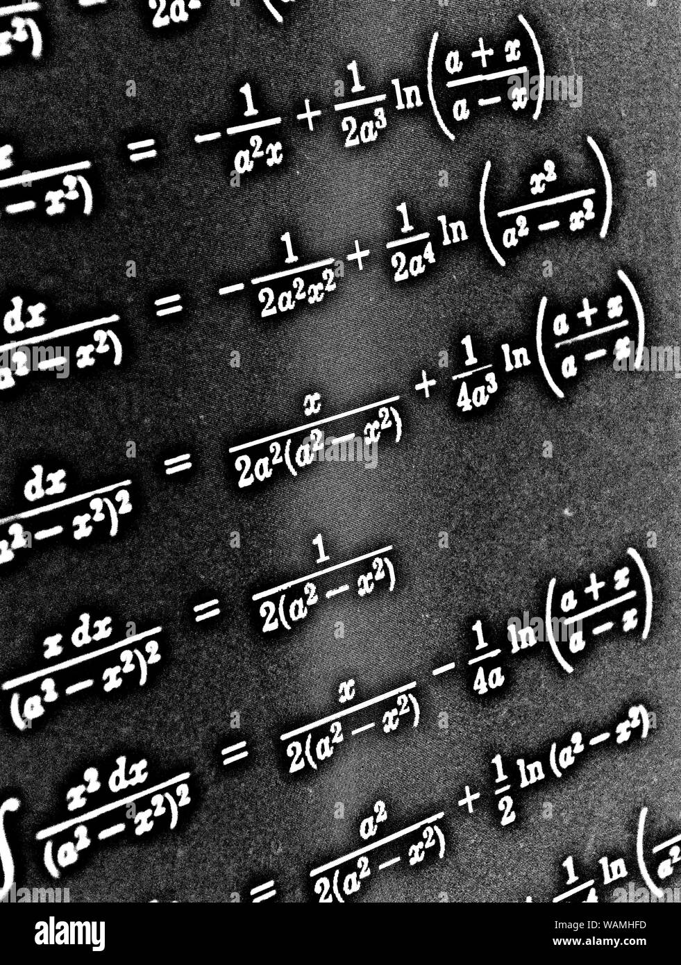 Grand nombre de formules mathématiques sur fond noir HDR Banque D'Images