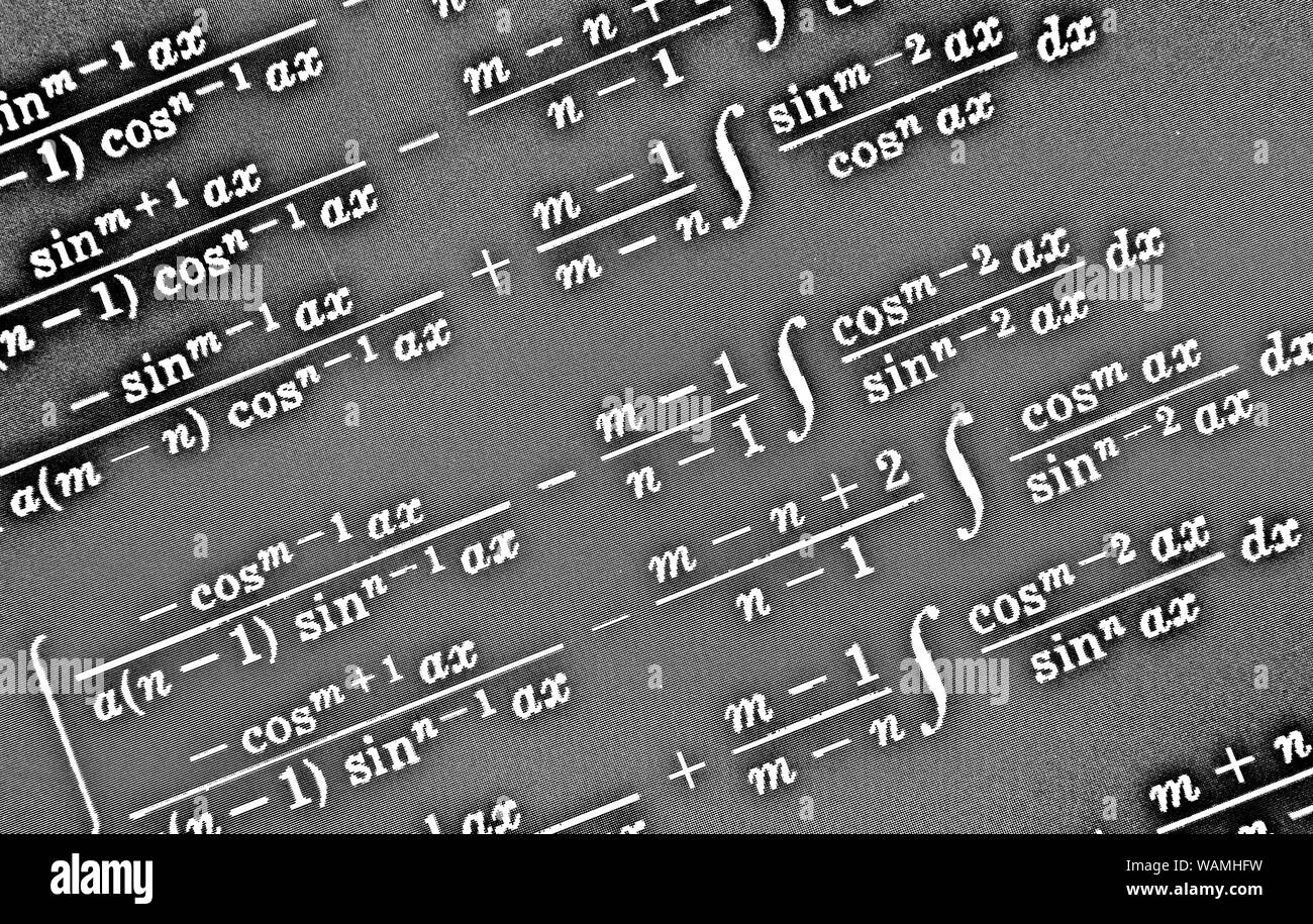 Grand nombre de formules mathématiques sur fond noir HDR Banque D'Images